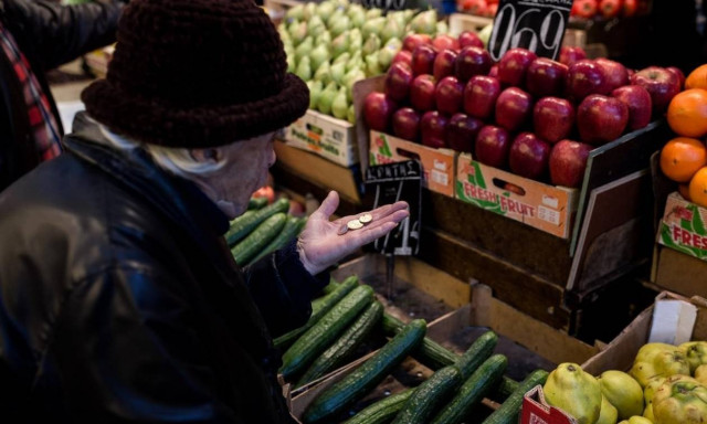 Απλησίαστο το καλάθι της νοικοκυράς με τα «ψίχουλα» μισθών και συντάξεων