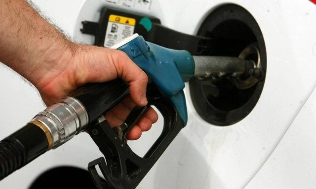 «Χαράτσι» 500 ευρώ από τις αυξήσεις σε βενζίνη και πετρέλαιο θέρμανσης