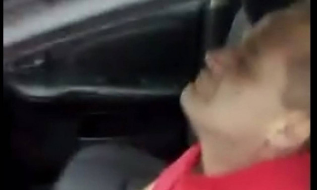 Βίντεο - σοκ: Προσπαθεί να σώσει τον φίλο της που πέφτει αναίσθητος από υπερβολική δόση ναρκωτικών