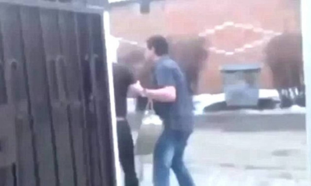 Αυτά δεν γίνονται: Πέταξε τη φίλη του σε κάδο απορριμμάτων γιατί νόμιζε ότι τον απατάει! (vid)