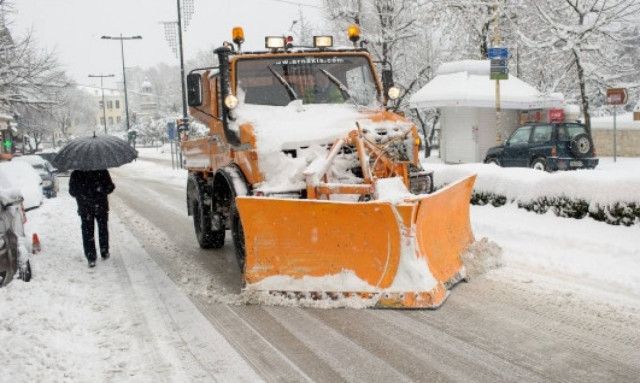 Καιρός: Επιμένουν τα προβλήματα - Ποιες περιοχές είναι αποκλεισμένες - Πού χρειάζονται αλυσίδες