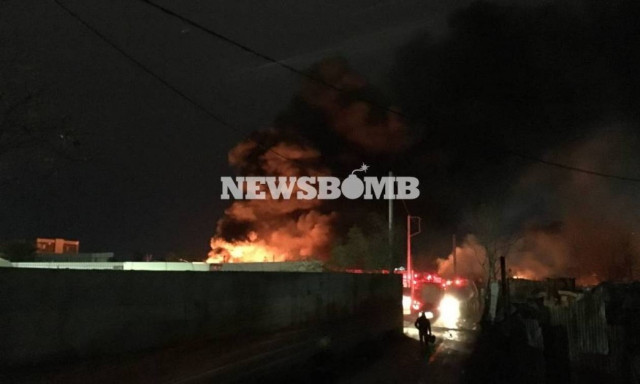 Προανακριτική διαδικασία για τη φωτιά σε υπαίθρια αποθήκη ελαστικών στον Ταύρο