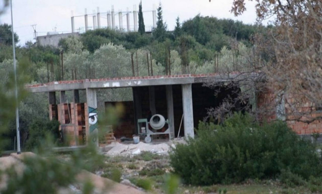 Πρόκληση στη Βόρεια Ήπειρο: Χτίζουν αυθαίρετο στην αυλή μοναστηριού