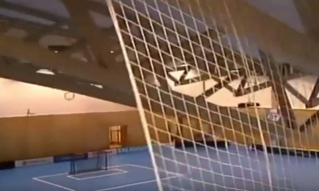 Πανικός στην Τσεχία: Στέγη κλειστού γηπέδου κατέρρευσε κατά τη διάρκεια αγώνα (vid)