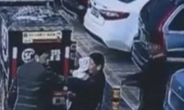 Απίστευτο: Προσπάθησε να πουλήσει τον γιο του για να αγοράσει αμάξι στη γυναίκα του! (vid)