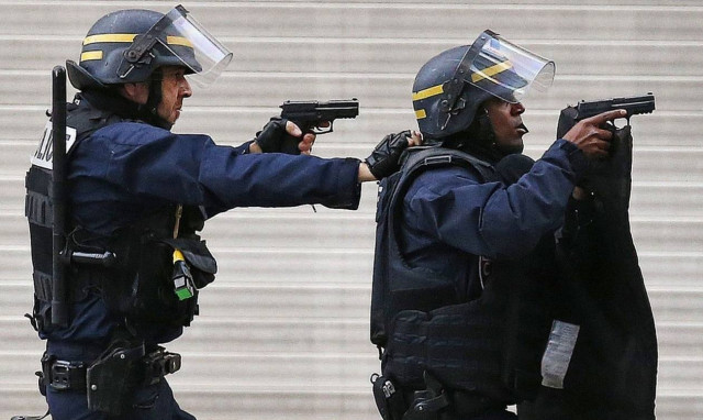 Συναγερμός στη Σκωτία: Πυροβολισμοί έξω από δημοτικό σχολείο στη Γλασκώβη (Vid)