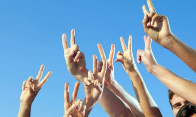 Ερευνητές αποκαλύπτουν γιατί είναι επικίνδυνο να κάνουμε το σήμα της νίκης στις φωτογραφίες