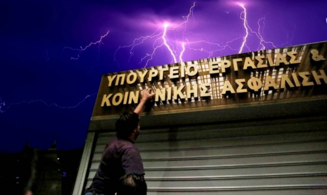 Απόλυτη παράνοια! Ο ΕΦΚΑ δεν λειτουργεί και το Υπουργείο το αρνείται! Στον «αέρα» οι ασφαλισμένοι