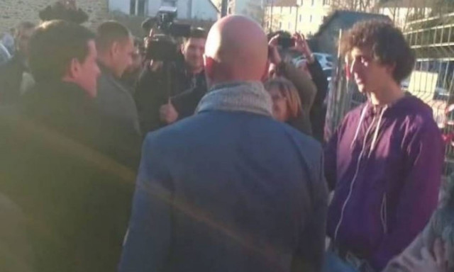 Γαλλία: Νεαρός χαστούκισε τον Βαλς σε προεκλογική επίσκεψη (vid)