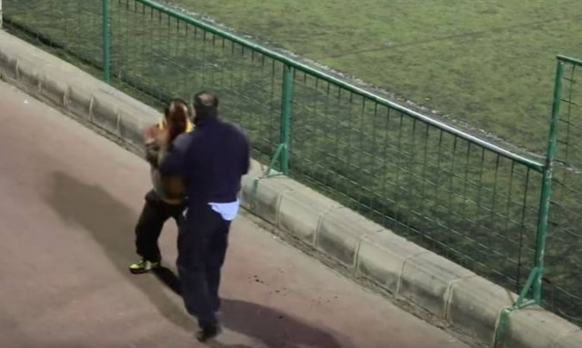 Γονείς πλακώθηκαν άγρια σε παιχνίδι ακαδημιών ποδοσφαίρου (vid)