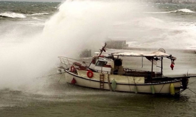 Καιρός: Προβλήματα από τους ισχυρούς ανέμους στην Κέρκυρα - Δρόμοι πλημμύρισαν στην Ιθάκη