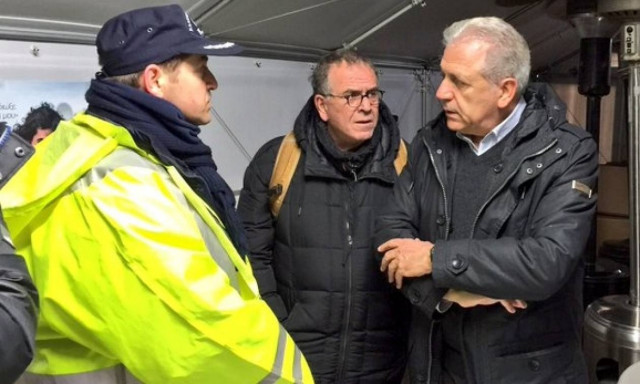 Αβραμόπουλος: Δεν μπορούμε να εγκαταλείψουμε αβοήθητους τους πρόσφυγες στο κρύο