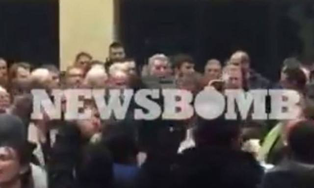 Πέραμα: Άγριο ξύλο στο δημοτικό συμβούλιο για τα προσφυγόπουλα (video)