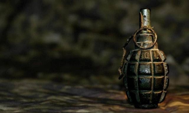 Πάτρα: Βρήκε χειροβομβίδα δίπλα σε κάδο σκουπιδιών