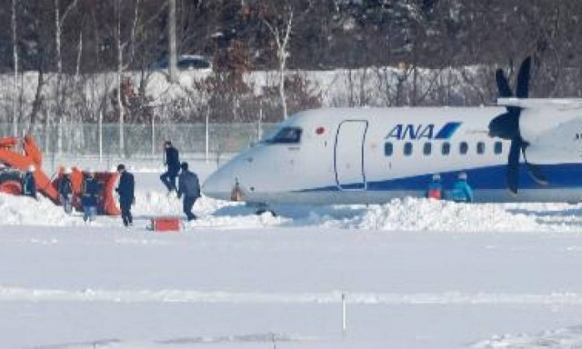 Τρόμος στην Ιαπωνία: Αεροσκάφος συνετρίβη εκτός διαδρόμου