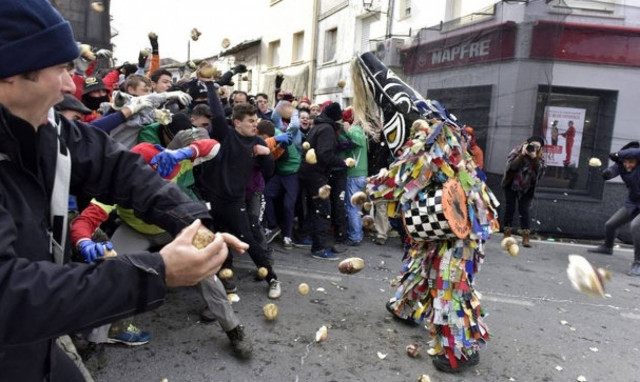 Το χωριό όπου ξορκίζουν τους δαίμονες με... γογγύλια! (video)