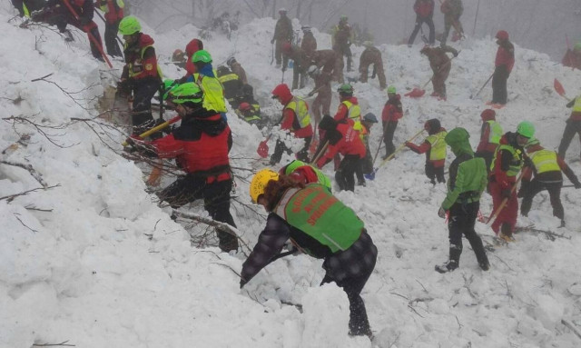 Θρίλερ στα ερείπια του ξενοδοχείου Rigopiano: Εντοπίστηκαν και άλλοι επιζώντες (vids+pics)