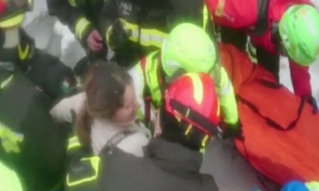 Βίντεο ντοκουμέντο: Ανασύρθηκαν ζωντανοί και οι έξι Ιταλοί από το ξενοδοχείο στην Ιταλία