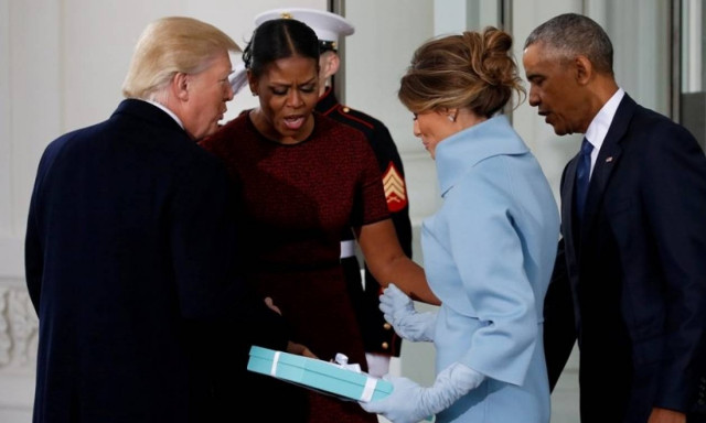 Ορκωμοσία Τραμπ: Το δώρο της Μελάνια Τραμπ που προκάλεσε αμηχανία στη Μισέλ Ομπάμα (vid)