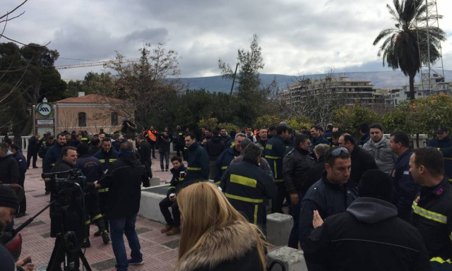 Στους δρόμους οι πυροσβέστες - Συγκέντρωση διαμαρτυρίας στο κέντρο της Αθήνας (pics&vid)