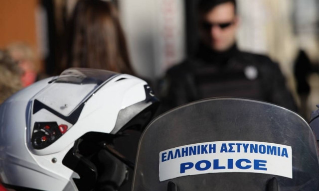 Σοκ στο κέντρο της Αθήνας - Τον λήστεψε και τον πέταξε από το μπαλκόνι