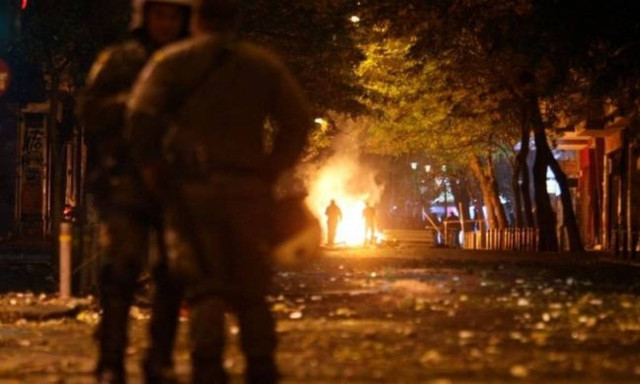 Youths hurl petrol bombs against riot police in Exarcheia