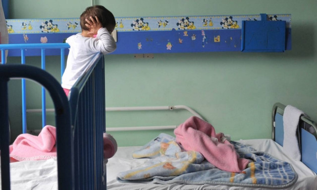 Πάτρα: Στο κρατητήριο η 20χρονη μητέρα που εγκατέλειψε στο δρόμο τα τρία της παιδιά (vid)