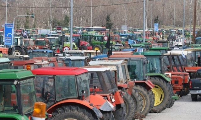 Μπλόκα αγρότων: Καθημερινός δίωρος αποκλεισμός της εθνικής οδού Πατρών-Κορίνθου