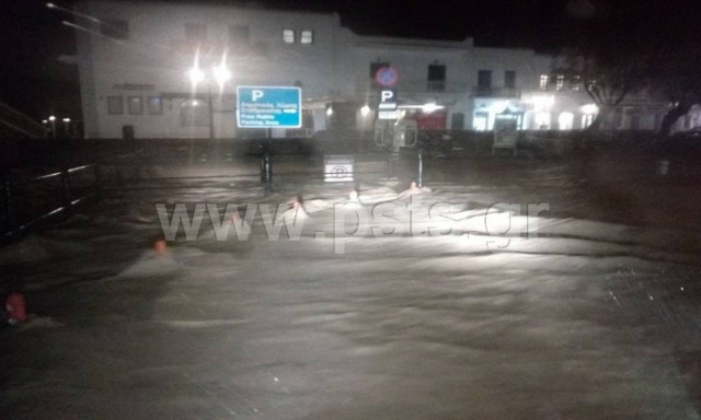 Καιρός: Σοβαρά προβλήματα από την σφοδρή βροχόπτωση στην Πάρο (pics)