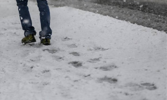 Καιρός ΕΜΥ: Βροχές, χιόνια και τσουχτερό κρύο την Τετάρτη