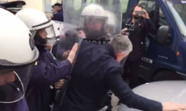 Ένταση μεταξύ ΠΟΕΔΗΝ και Αστυνομίας κοντά στο Μέγαρο Μαξίμου (Pics+Vid)