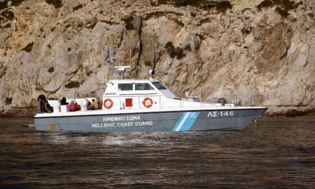 Yacht with migrants and refugees towed to Gerolimenas port