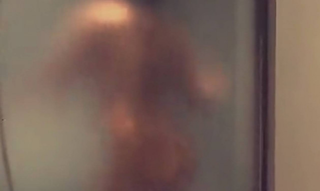 Ακατάλληλο βίντεο: «Έπιασε» τη φίλη της ολόγυμνη στο ντους και δεν φαντάζεστε την αντίδρασή τους!