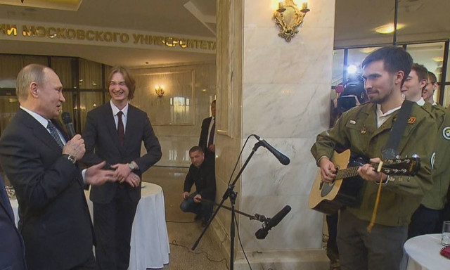 Αυτό είναι το τραγούδι του Βλαντιμίρ Πούτιν που εξέπληξε το ακροατήριο (Vid)