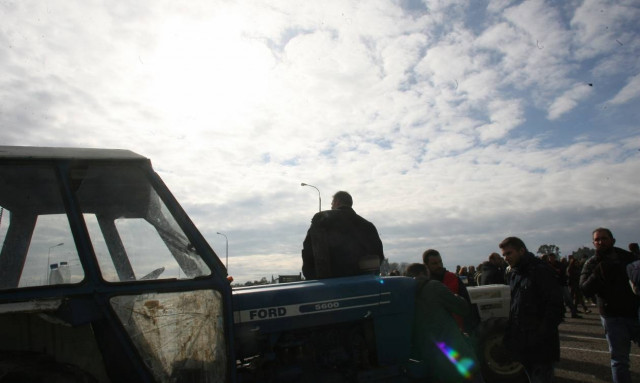 Μπλόκα αγροτών: «Κομμένη» σε πολλά σημεία η Ελλάδα