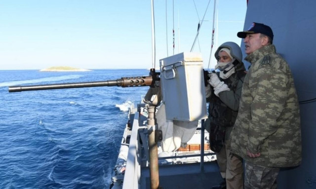 Ίμια: Δείτε τις προκλητικές φωτογραφίες των Τούρκων από τα Ίμια