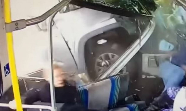 Απίστευτο τροχαίο: Η στιγμή που φορτηγό πέφτει πάνω σε λεωφορείο γεμάτο επιβάτες (vid)