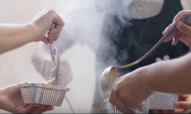 «Πλούσια γεύση για όλους» για να βοηθήσεις εκείνους που το έχουν πραγματικά ανάγκη (vid + pics)