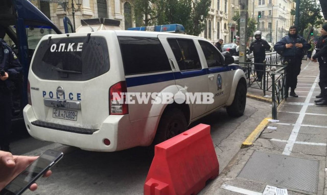 Η στιγμή της εισβολής του «Ρουβίκωνα» στο υπουργείο Εργασίας (pics&vid)