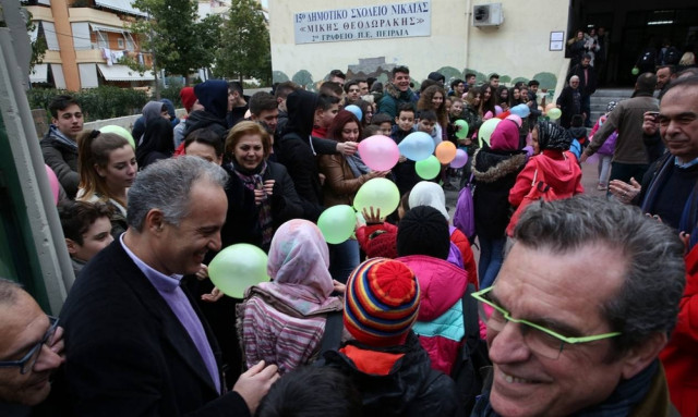 Με χειροκροτήματα υποδέχθηκαν τα προσφυγόπουλα στο 15ο Δημοτικό της Νίκαιας (pics)