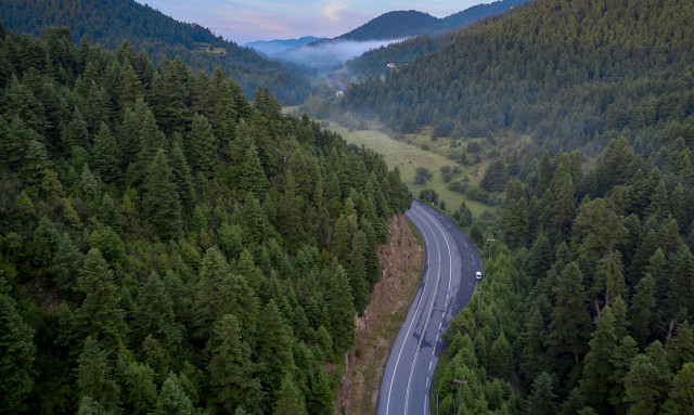 Tο «κρεμαστό» χωριό της Αρκαδίας που «κόβει» την ανάσα με την ομορφιά του