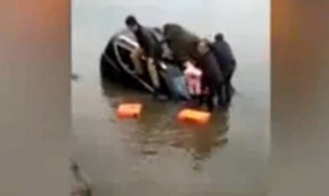 Δραματική διάσωση: Πέταξε το μωρό του στον αέρα για να το σώσει από αυτοκίνητο που βυθιζόταν (vid)