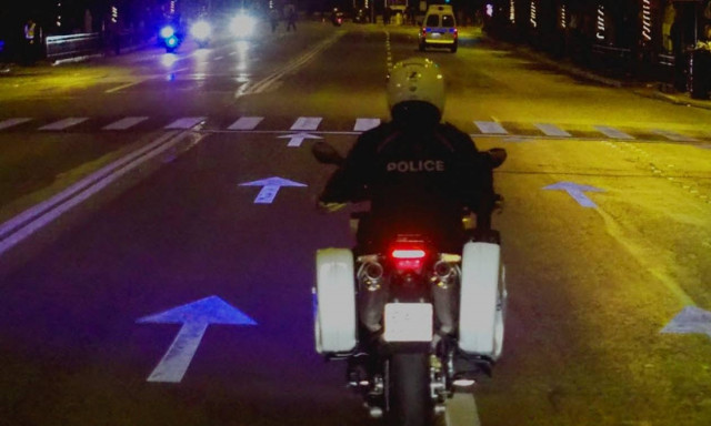 Βάρκιζα: Aυτοσχέδιες κόντρες κατέληξαν σε σοβαρά επεισόδια με μολότοφ κατά αστυνομικών