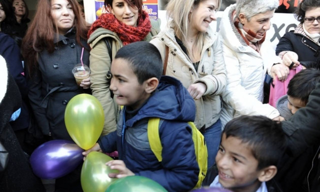 Θερμή υποδοχή στο 5ο δημοτικό σχολείο Κερατσινίου για 25 προσφυγόπουλα (pics)