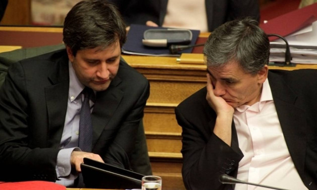 Μπαράζ υποχωρήσεων για να κλείσει η αξιολόγηση: Δίνουν αφορολόγητο, απολύσεις, «κόφτη»