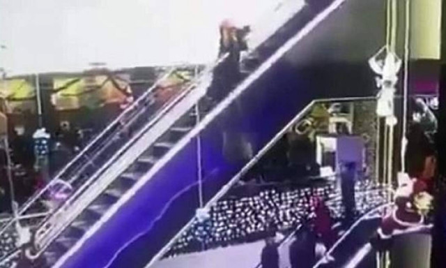 Βίντεο σοκ: Μητέρα σκοντάφτει σε κυλιόμενες, της πέφτει το μωρό και σκοτώνεται (vid)