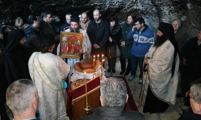 Μετέωρα: Εκατοντάδες κόσμου στην «αετοφωλιά» της Υπαπαντής (pics)