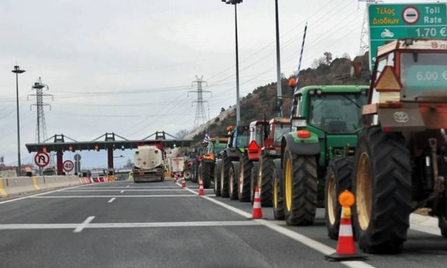 Protesting farmers block road leading to Macedonia airport