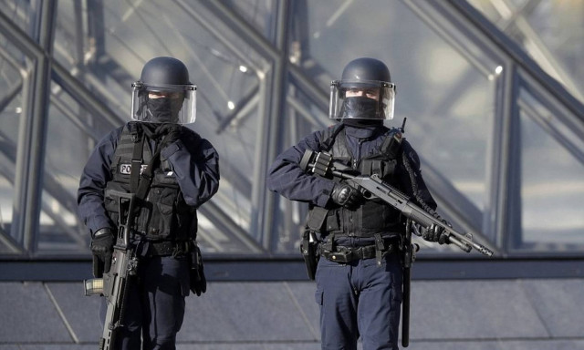 Τρομοκρατική επίθεση στο Λούβρο: Φωτογραφία-ντοκουμέντο από τη στιγμή των πυροβολισμών