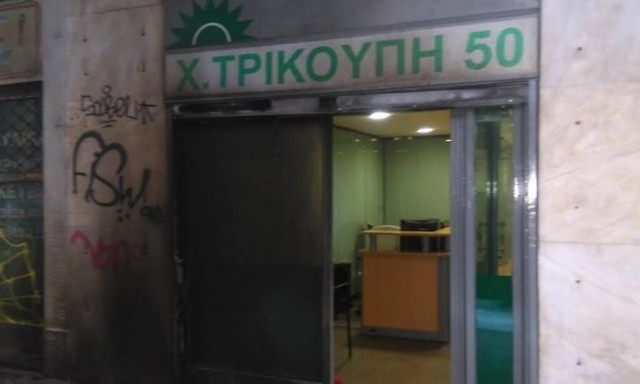 Γραφεία ΠΑΣΟΚ: «Βροχή» από Μολότοφ και πέτρες